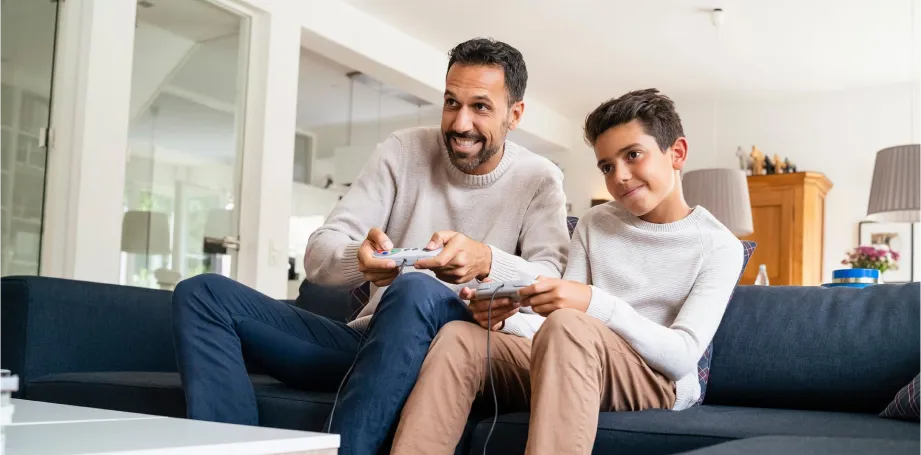 padre e hijo jugando juegos en internet padre e hijo jugando juegos en internet