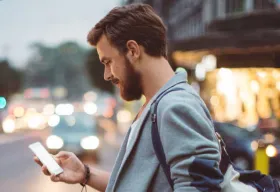 chica con telefono