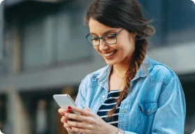 chica con telefono